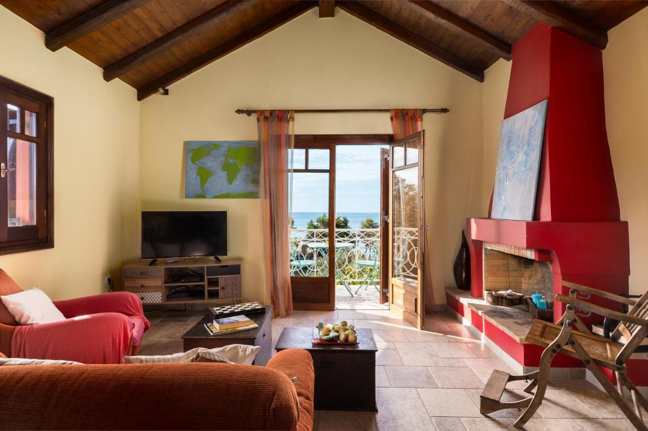 Beachfront Villa Meliti Ágios Matthaíos Kültér fotó