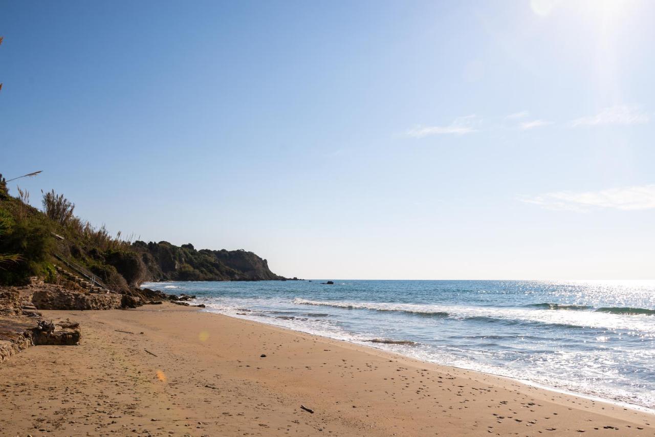 Beachfront Villa Meliti Ágios Matthaíos Kültér fotó