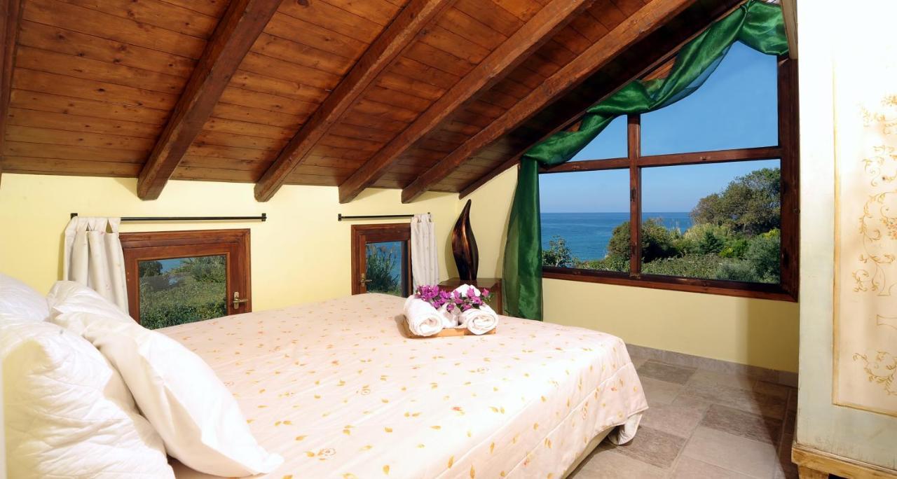 Beachfront Villa Meliti Ágios Matthaíos Kültér fotó